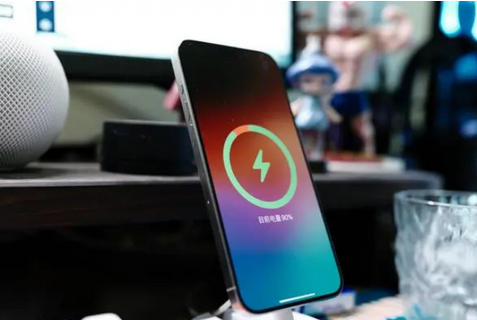海勃湾苹果15换屏服务分享用什么充电器给iPhone15充电更好 